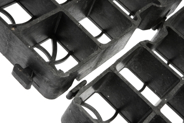 Robuste, wasserdurchlässige Paddockplatten als idealer Bodenbelag für Pferdeausläufe, sorgen für eine stabile, matschfreie und trittsichere Fläche.