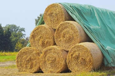 Wetterfeste Heuballenabdeckung zum Schutz von Heu vor Regen, Schnee und UV-Strahlung. Bewahrt die Qualität des Heus, verlängert die Haltbarkeit und sorgt für eine trockene und sichere Lagerung im Freien