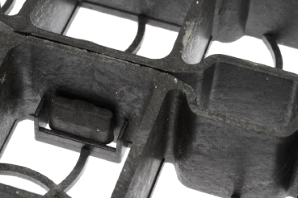 Robuste, wasserdurchlässige Paddockplatten als idealer Bodenbelag für Pferdeausläufe, sorgen für eine stabile, matschfreie und trittsichere Fläche.