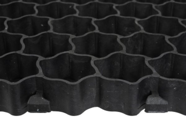Stabile, wasserdurchlässige Paddockplatten als Bodenlösung für Reitplätze, bieten eine trittsichere, rutschfeste und langlebige Grundlage für optimale Trainingsbedingungen.