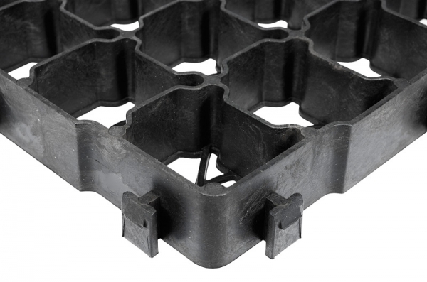 Robuste, wasserdurchlässige Paddockplatten als idealer Bodenbelag für Paddocks, bieten eine stabile, matschfreie und trittsichere Fläche für Pferde.
