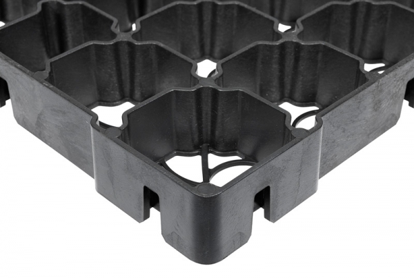 Robuste, wasserdurchlässige Paddockplatten als idealer Bodenbelag für Paddocks, bieten eine stabile, matschfreie und trittsichere Fläche für Pferde.